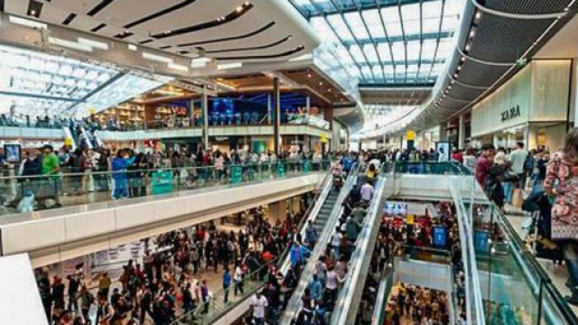 Centro commerciale affollato di persone