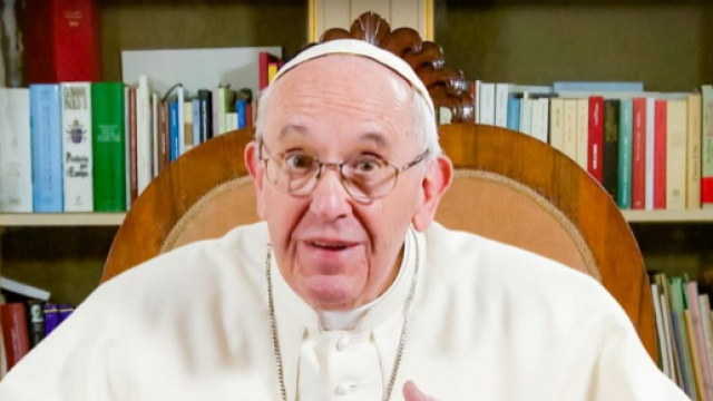 Il Papa Francesco nel suo studio