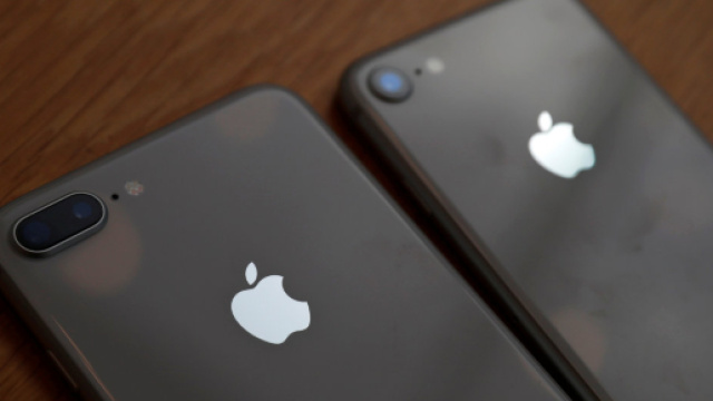 iPhone: d&agrave; un morso alla batteria ed esplode nel negozio, ecco il video