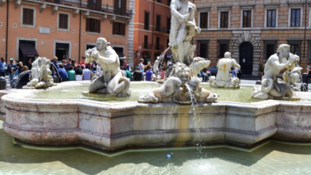 Roma: a Piazza Navona una donna fa il bagno nuda