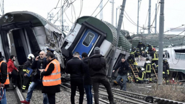 Treno deragliato nel milanese: 4 morti