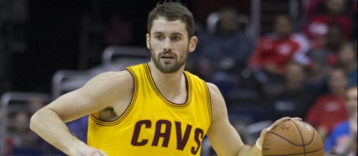 Tyronn Lue announces the Cavs new starting lineup [Image by Keith Allison / Flickr]