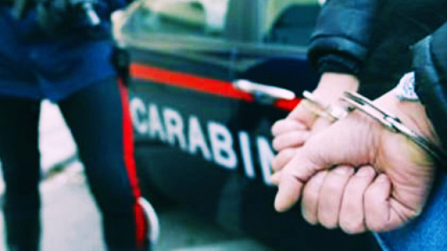 Il finto poliziotto &egrave; stato arrestato dai Carabinieri.