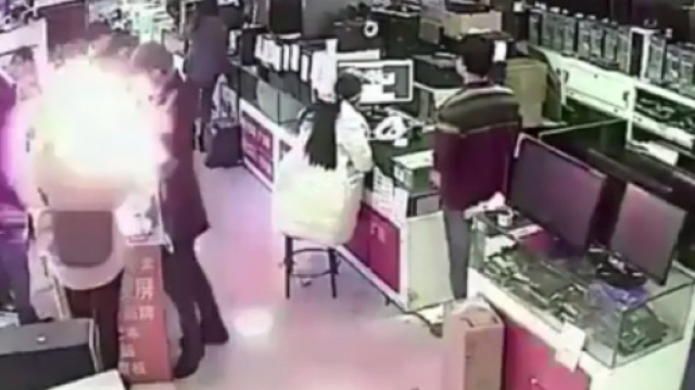 Il momento dell'esplosione della batteria (fonte.mirror.co.uk)