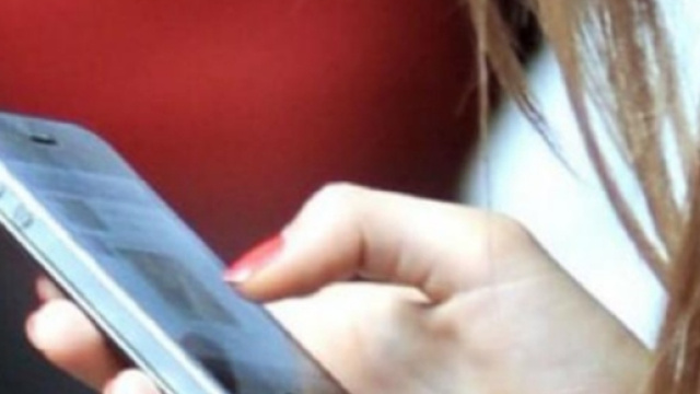 Inviava messaggi hot ad una alunna minorenne