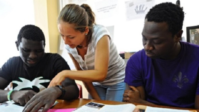 La ministra Fedeli porter&agrave; i migranti nelle scuole