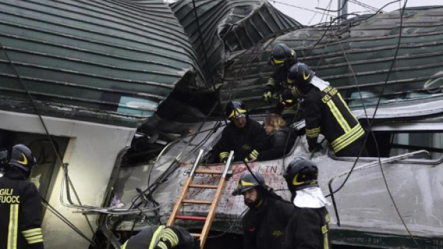 Vigili del Fuoco al lavoro per estrarre vittime a Pioltello.