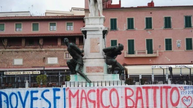 "Dove sei magico battito?", striscioni e appelli in tv: un pap&agrave; cerca chi 20 anni fa ricevette il cuore del figlio morto di aneurisma a 17 anni.
