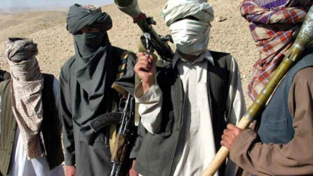 In alto, foto di alcuni Talebani nel deserto