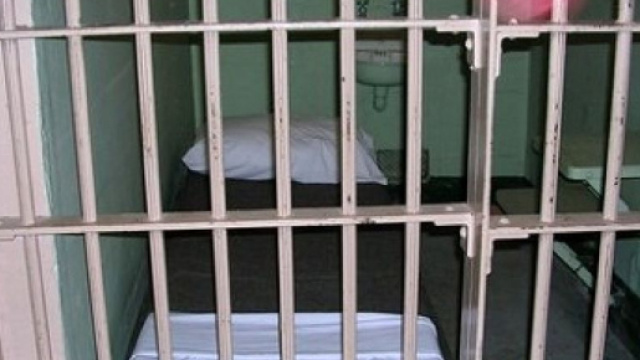 Risarcimento e sconto di pena a un detenuto: la cella in cui &egrave; stato recluso in due carceri era troppo piccola.