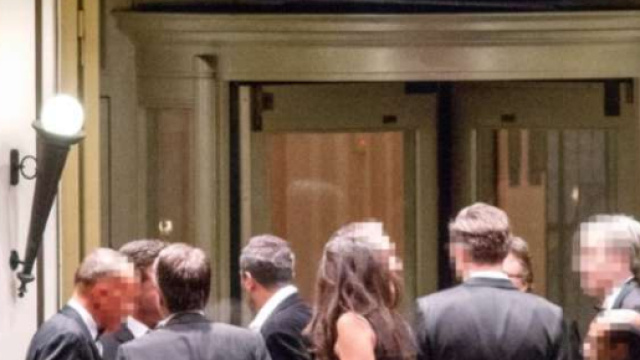 Serata di beneficienza con la cornice di hostess