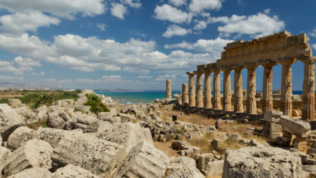 Sullo sfondo, il tempio di Selinunte (Sicilia)