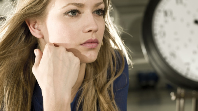 Una donna lavoratrice in attesa