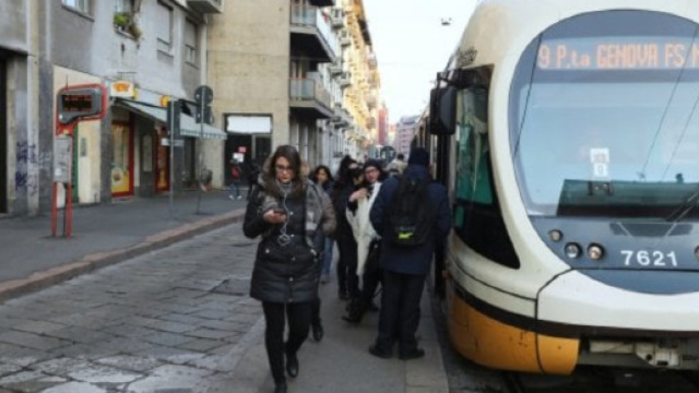 Uomo aggredito mentre aspetta il tram