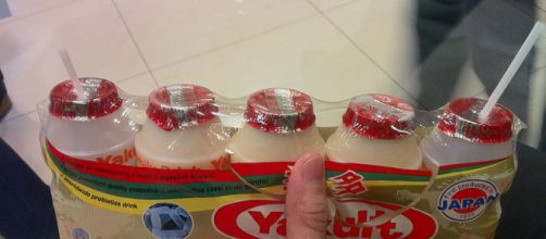 Use of plastic straws (Image credit &ndash; Jonathan Lin, Wikimedia Commons)