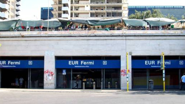 Catturato l'uomo disturbato psichicamente che ieri a Roma ha spinto sotto i binari della metro una donna con gravi conseguenze