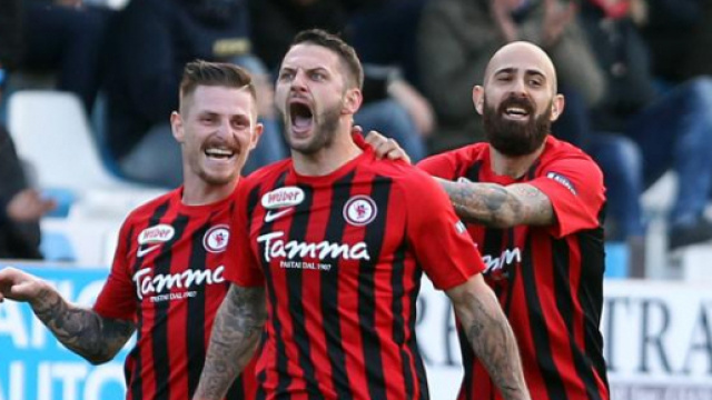 Nella foto della Lega B, il tedesco Oliver Kragl (al centro) esulta dopo il gol dello 0-1
