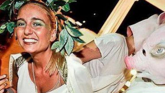 Ospiti con teste da maial e ragazza vestita da ancella alla festa organizzata dal consigliere regionale Pdl Carlo De Romanis (foto da Facebook)