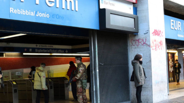 Roma, dramma sulla metro B: spinta una peruviana.