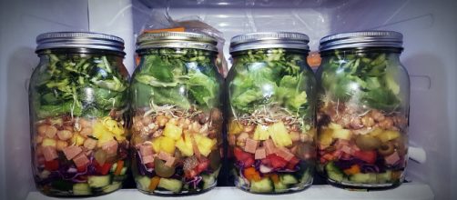 Salad meal hack in mason jars. (Image via soulinaearthsuit Pixabay).