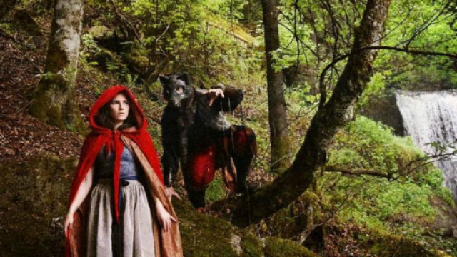 Amanda Knox in un travestimento da Cappuccetto Rosso. Pagata profumatamente racconta nei college americani la sua "ingiusta detenzione".