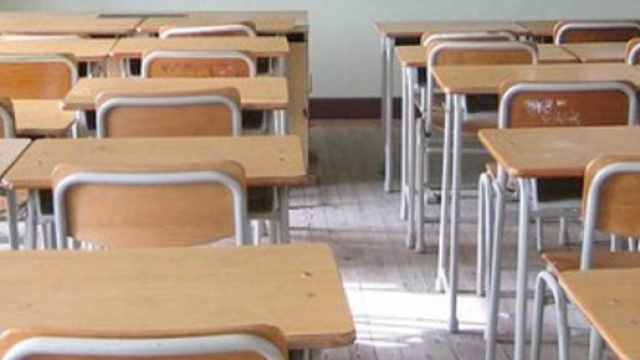 Collaboratore scolastico accusato di violenza sessuale aggravata.