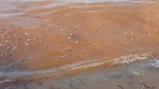 Mare rosso a riva per diversi metri.