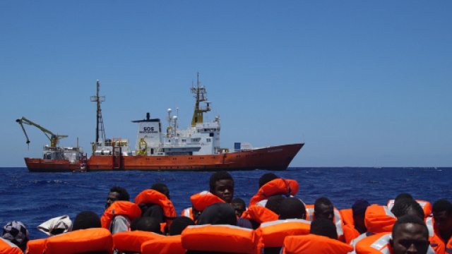 Migranti aiutati da SOS Mediterran&eacute;e. Fonte: perlapace.it