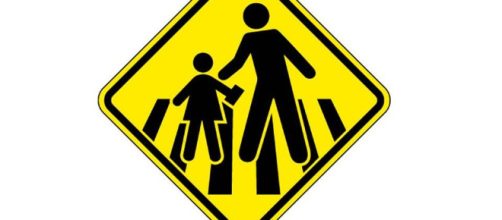 A sinaliza&ccedil;&atilde;o de uma &aacute;rea escolar pode ter o desenho da faixa de pedestre ou n&atilde;o