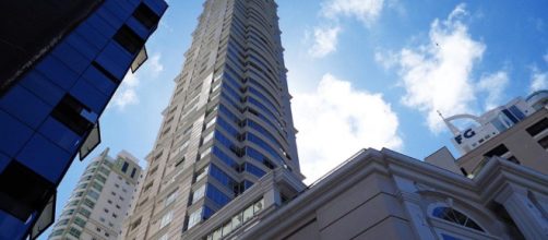 Temporal em Balne&aacute;rio Cambori&uacute; faz pr&eacute;dio mais alto do Brasil balan&ccedil;ar