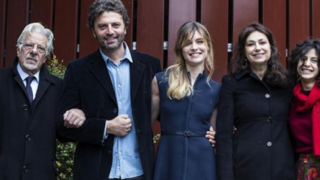 Romanzo famigliare: un'immagine promozionale del cast della ... - movieplayer.it