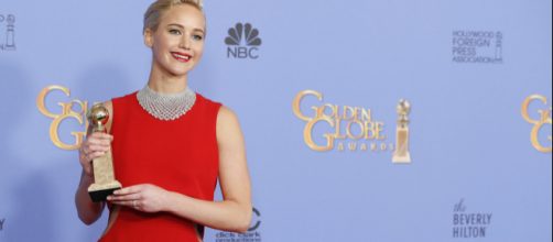Jennifer Lawrence holding a trophy at the awards show [Image Credit: Jennifer Lawrence Films/Flickr]