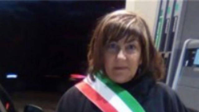Il sindaco di Giave intento a fare rifornimento