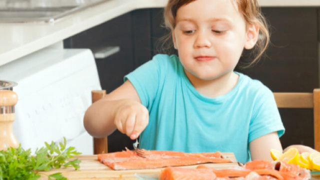 Non sar&agrave; la cosa pi&ugrave; semplice del mondo, ma insegnare ai bambini a mangiare il pesce gli garantir&agrave; un buon sonno e li render&agrave; pi&ugrave; intelligenti.