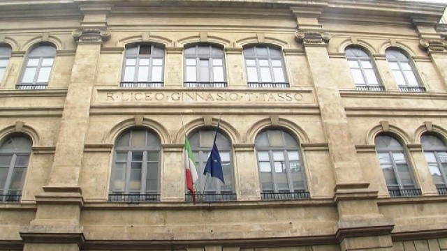 Scandalo al liceo Tasso di Roma: un prof. di filosofia faceva avances sessuali alle allieve via WhatsApp.