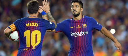 Luis Su&aacute;rez y Messi celebrando un gol