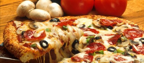 Show me the money this Super Bowl with free pizza. [Photo via pixabay]