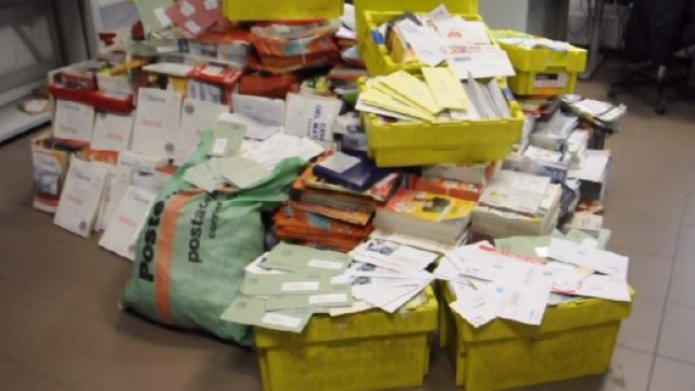 A Vicenza scoperto postino infedele: oltre mezzo quintale di posta mai consegnata in 8 anni.