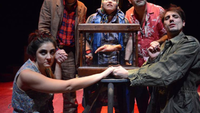 Da sinistra gli attori: Valeria Pollice, Emanuele Valenti, Giuseppina Cervizzi, Sergio Longombardi, Gianni Vastarella (foto Francesca Sabato)