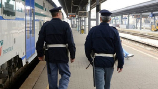 Ferrara, denunciati 3 giovani per aver aggredito un uomo con disabilit&agrave; e danneggiato gravemente un treno