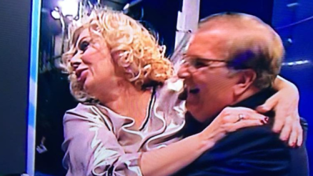 Domenico rincorre e blocca Tina Cipollari