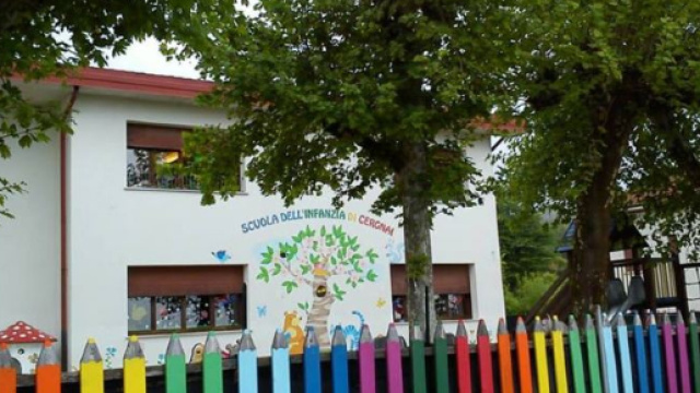 La scuola dell'infanzia di Cergnai frazione nel bellunese presa di mira da un mitomane che ha lasciato un sacchetto di caramelle piene di spilli.