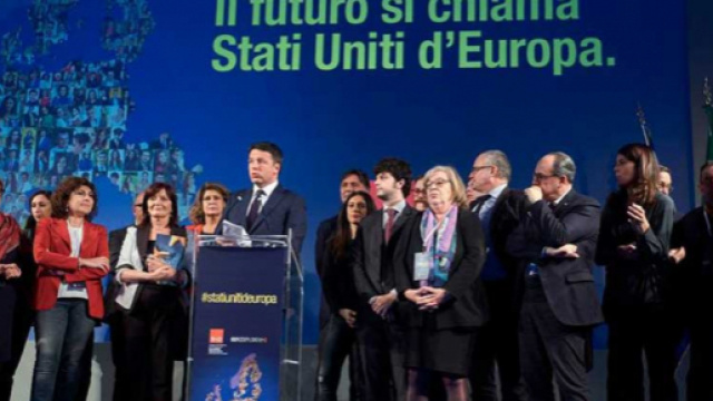 Matteo Renzi sul palco invoca gli Stati Uniti d'Europa