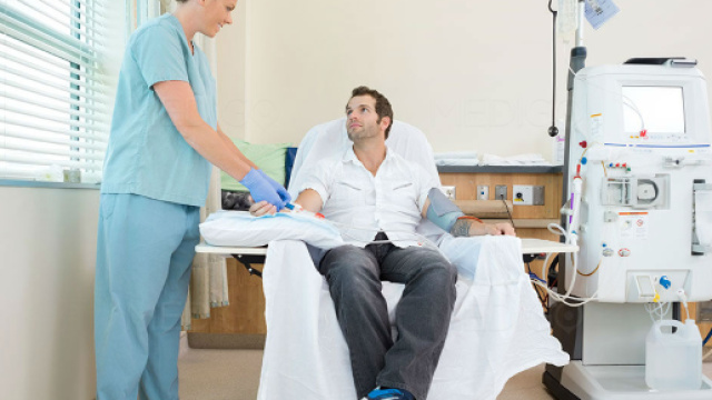 Paziente in dialisi si innamora dell'infermiera che gli ha donato un rene