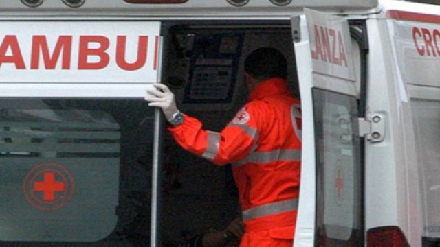 Un operaio a Parabiago cade dentro una grata e muore