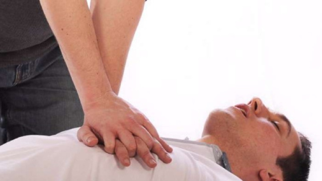 Una persona colpita da infarto