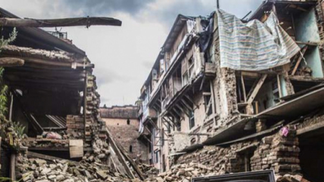 Le macerie di un edificio crollato in Nepal nel potente terremoto del 2015