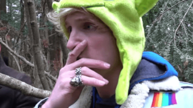 Logan Paul mentre riprende il video dei suicidio nella foresta