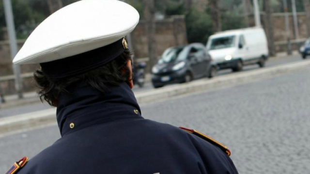Vigile urbano lancia un petardo contro un disabile.