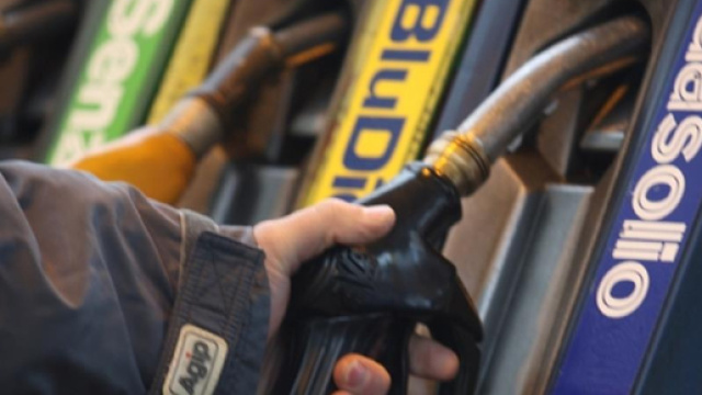 Gasolio raffinato male: automobilisti in rivolta per danni, caos in Salento ecco perch&egrave;